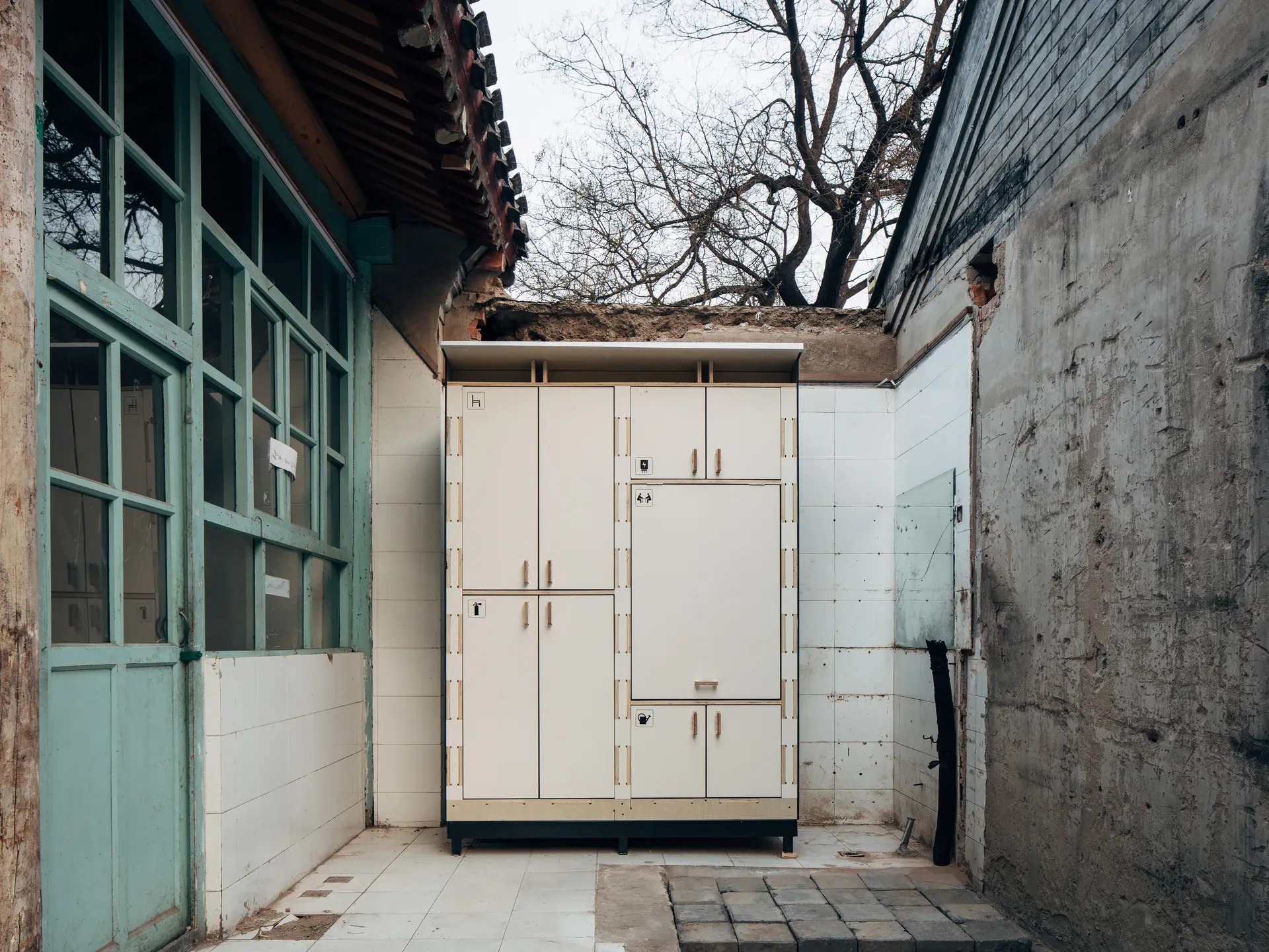Closed modules in a narrow courtyard