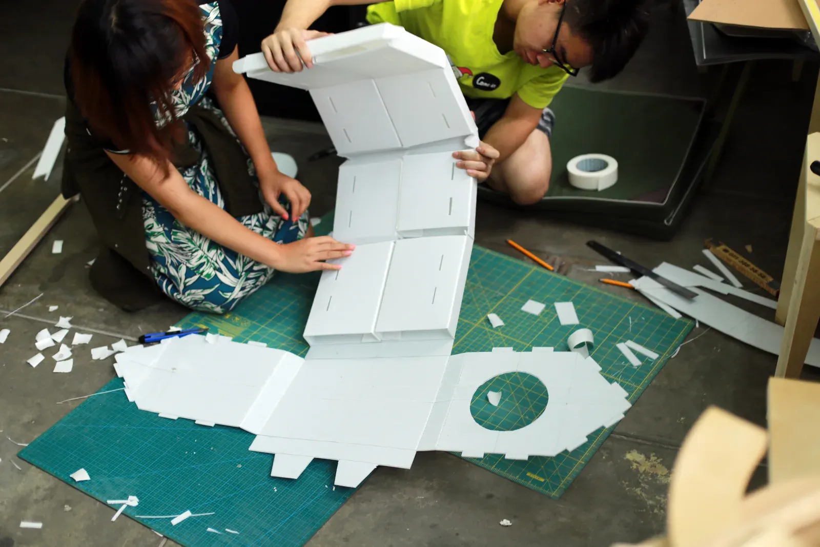 Folding a die-cut PP sheet shell on the workshop floor